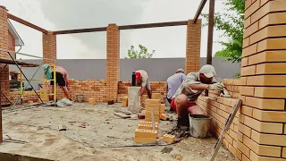 Накинулись всеми и быстро построили беседку во дворе дома.