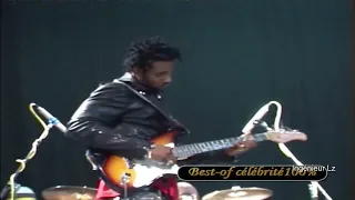 Fally Ipupa joue de la guitare et Ferre Gola à la batterie ambiance en 2005