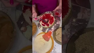 Неймовірно смачний вафельний торт із згущеним молоком, ягодами та горішками