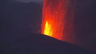 La lava ralentiza su avance destructivo en la isla de La Palma