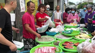 客人說買太多吃不完  阿源說吃不完就分給厝邊頭尾 台中市豐原中正公園  海鮮叫賣哥阿源  Taiwan seafood auction