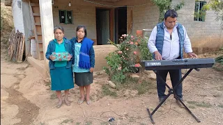 Con unas mañanitas  fuimos a visitar a mi mamá en este día tan especial (día de las madres)