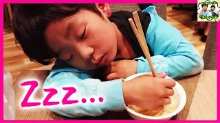 睡魔の限界(笑)えにしくん5歳児…眠くてうどんが食べれない…。【かえるファミリー×普段の様子】