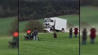 Schwer verletzt: Rettungskräfte schauen Lkw-Fahrer beim Crash zu