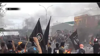 Aksi Demo Ricuh Karena Oknum yang Provokasi, Petugas Kena Serangan Anak Panah - 86