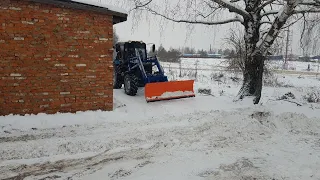 Качество ноль.Чистим снег на МтЗ-82 с лопатой фирмы Большая земля.