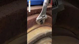 Manual removal of rusted hex bolts