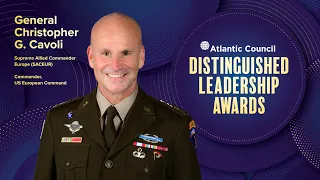 Gen. Christopher Cavoli accepts Distinguished Leadership Award, introduced by Gen. John Abizaid