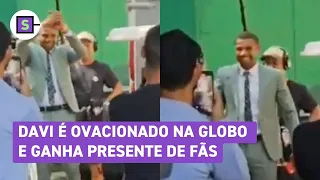 BBB 24: Campeão, Davi é ovacionado na Globo e ganha até jaleco de fãs