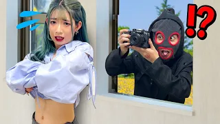 女子を狙うストーカー！？写真を撮られず盗撮魔から逃げろ！！