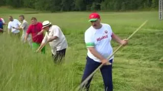 Лукашенко учит Депардье косить траву