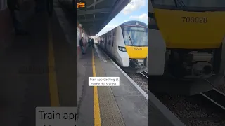 Train approaching at Herne Hill station #train #travel #station #south #east #london london