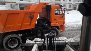 Очищаем дорогу от снега.Погрузка снега на камаз. Январь +2 на улице.