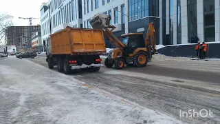 Экскаватор-погрузчик Елаз-880. Погрузка снега