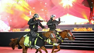 Người dân TP. Vinh háo hức xem màn biểu diễn của Cảnh sát cơ động kỵ binh