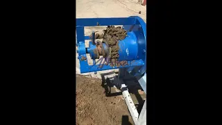 Processing chicken manure on a screw separator