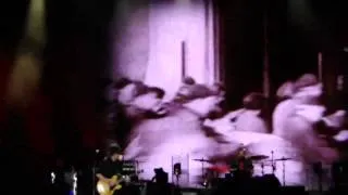 Paul_McCartney-Let_'Em_In-Yankee-7-15-11.MP4
