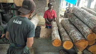 keakuratan operator menggergaji kayu mahoni super cepat,hasil banyak memuaskan😱😱