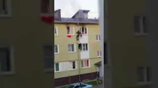 В Костроме соседи вытащили детей из горящей квартиры, забравшись туда по водосточной трубе
