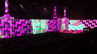 Roger waters pigs (three different ones) live Bologna Unipol arena 21/04/18