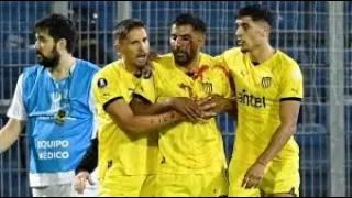 VIOLENCIA EN ROSARIO: Las imágenes de la salvaje agresión de Central a un jugador de Peñarol