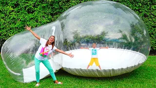 Vlad et Niki s'amusent dans une maison gonflable - Des histoires amusantes pour les enfants