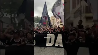 Torcida do Corinthians puxa cânticos na porta do Parque São Jorge contra elenco e diretoria