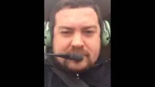 Эрик Давидович управляет вертолетом