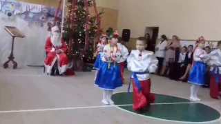 учні 3 класу Новий Рік танець супер дивитися всім)))😊☺😆