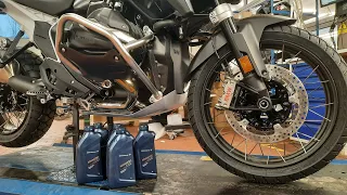 BMW R 1300 GS Oil change in the engine