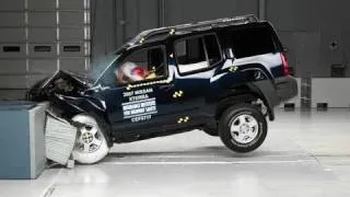 2007 Nissan Xterra moderate overlap IIHS crash test