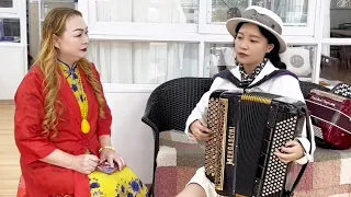 Accordion手风琴女孩扮猪吃老虎应聘幼儿园老师，误把手风琴认成暖气片，一首《孤勇者》园长听完求留下！！#李楚然手风琴 #手风琴演奏家公园盘大爷 #手风琴