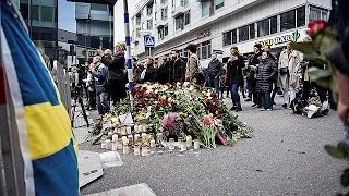 Schweden gedenken Opfer des LKW-Anschlags, Ermittlungen gehen weiter