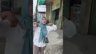 BELI PAKAN SAPI BUAT HADIAH TEMAN