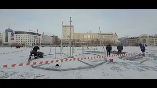 В Якутске на площади Ленина началась установка главной новогодней елки.
