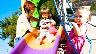 Amusement sur l'aire de jeux! Vidéo familiale en français pour bébés.