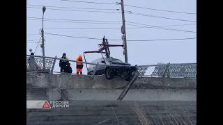 Внедорожник чуть не упал с моста пробив ограждение: Момент Аварии в Череповце