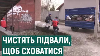 У Франківську комунальне підприємство безкоштовно вивозить сміття із підвалів будинків