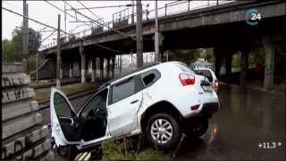 В районе "Стрелки" внедорожник вылетел в кювет под мостом