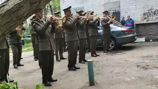 Под домом ветерана сыграл военный оркестр