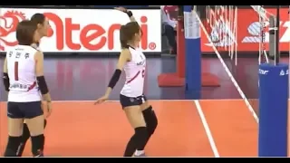 Корейская волейболистка танцует после удачных розыгрышей