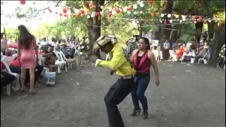 el de camisa amarilla ,pareja sorprende bailando en el baile --Que baile !!