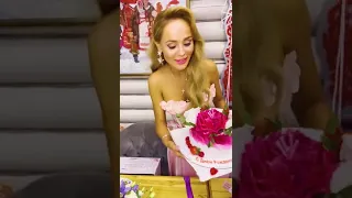 Анна Калашникова показывает красивый торт на свой день рождения 😍
