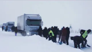 Трассы Казахстана массово закрывают из-за снежного бурана. Машины намертво застревают в снегу