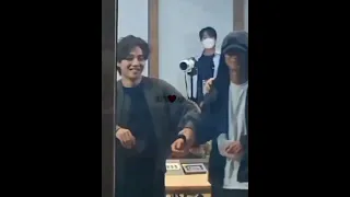 the way taehyung pulled park hyo shin for say hii to army 🥰