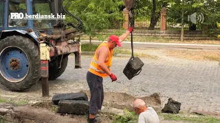 Начался аварийный ремонт дренажного канала в центре Бердянска