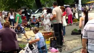 Comerț stradal ilegal lîngă Ministerul de Interne de la Chișinău