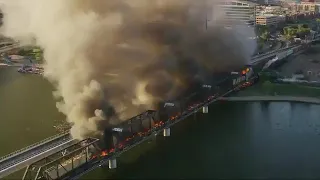 Un tren cargado de mercancías se accidenta y causa impresionante incendio
