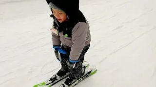 HOW TO TEACH A 3 YEAR OLD TODDLER  TO SKI // FIRST TIMER // KID SKIER