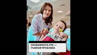 МАМА ВЫТАЩИЛА РЕБЕНКА ИЗ-ПОД КОЛЕСА ЧУЖОЙ ИНОМАРКИ #благотворительность #shortsvideo #помощь #shorts